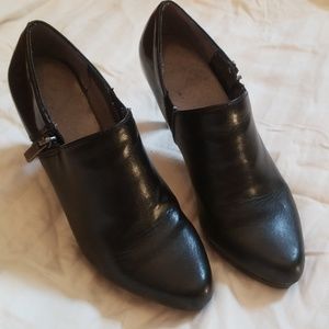 Black heeled shoes